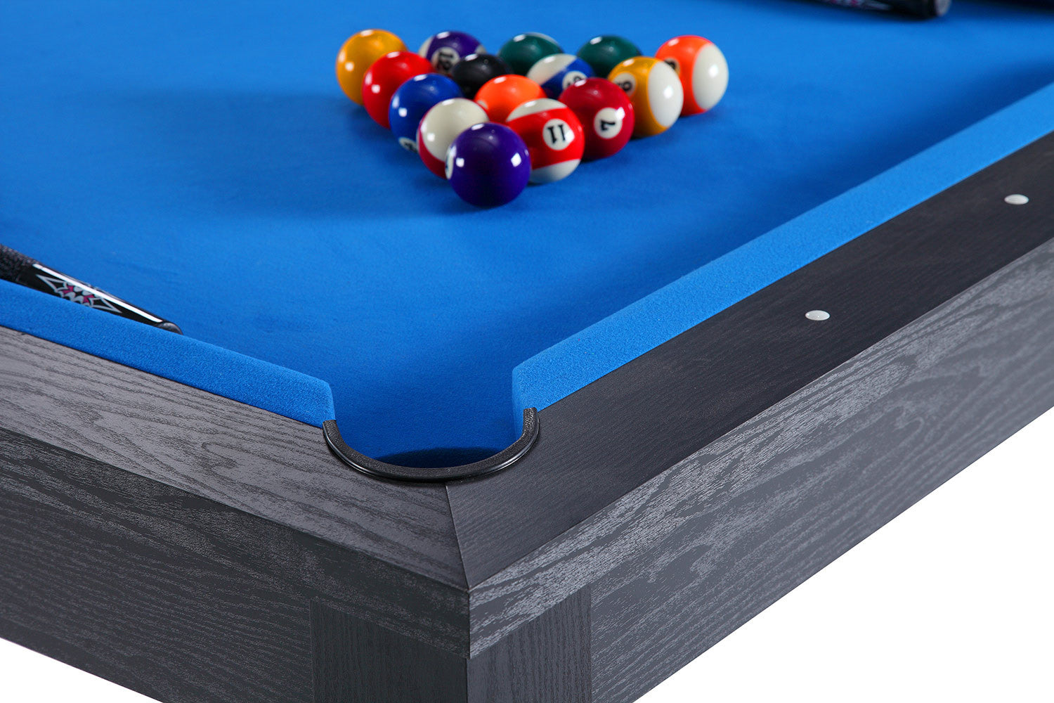 Jeu de billard sur table noire et tapis bleu
