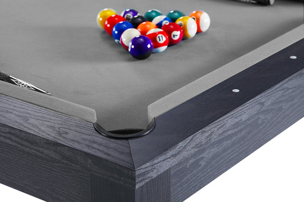 Jeu de billard sur table noire et tapis gris