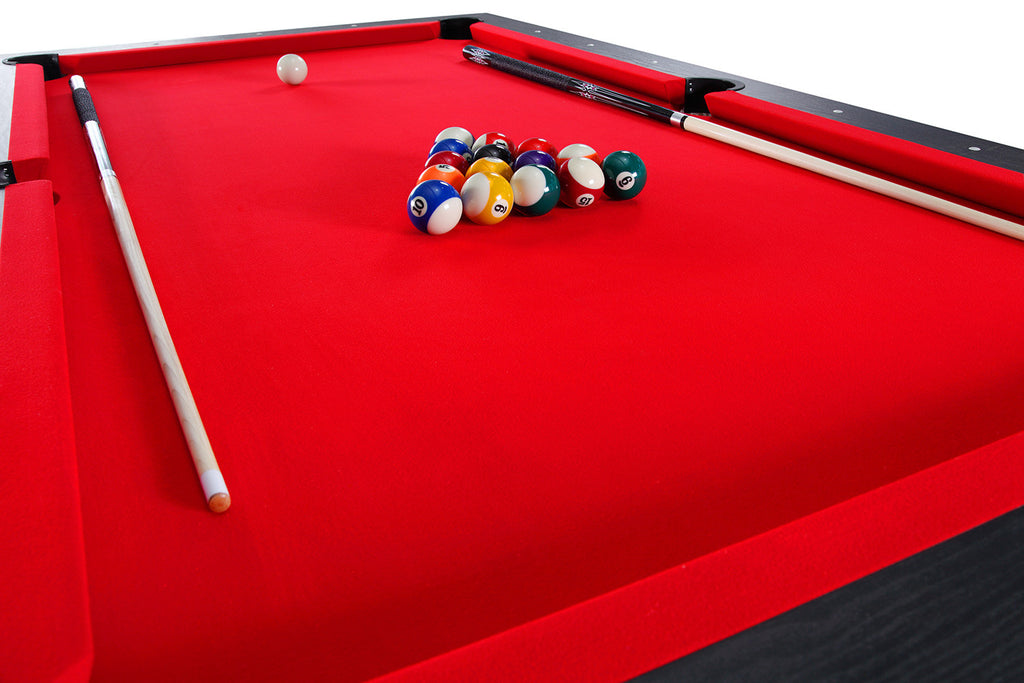 Jeu de billard sur table noire et tapis rouge