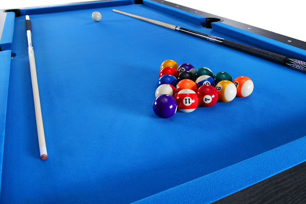 Jeu de billard sur table noire et tapis bleu