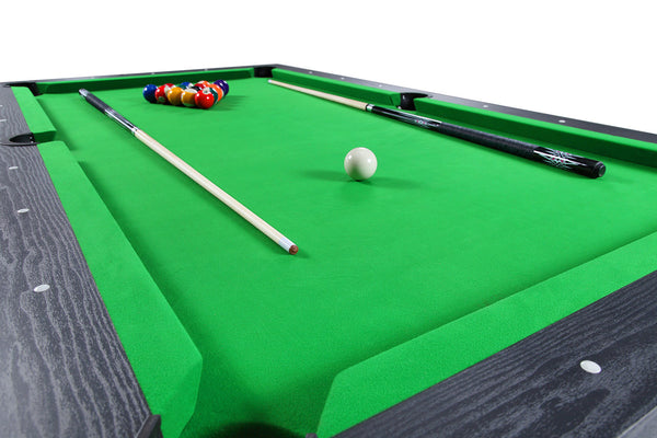 Jeu de billard sur table noire et tapis vert